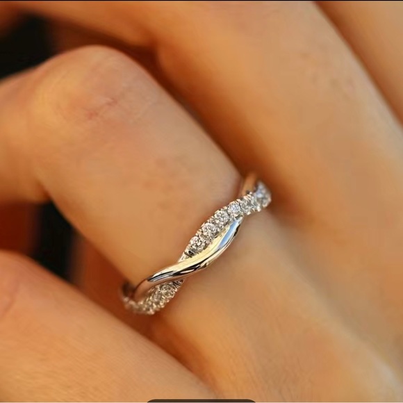 NWT women’s Cubic Zirconia Twisted Ring - Picture 2 of 7